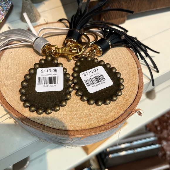 LV KEEP‎ IT GYPSY KEYCHAIN WITH Silver TASSLES NWT - Picture 5 of 5
